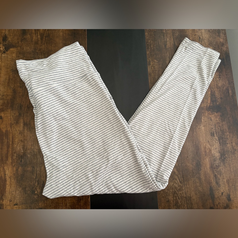 Victoria’s Secret Gray & White Striped Leggings XL